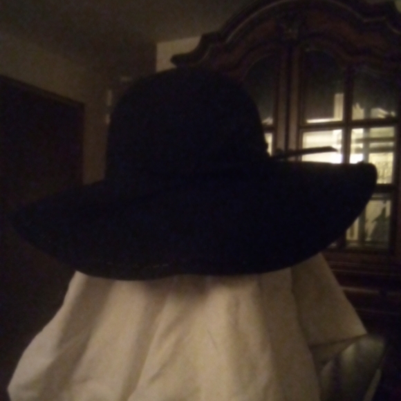 Red Hat - Picture 3 of 8